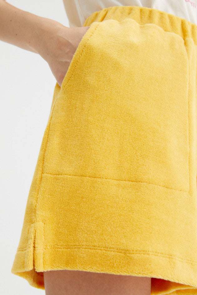 Yellow mid-rise shorts in towelling fabric